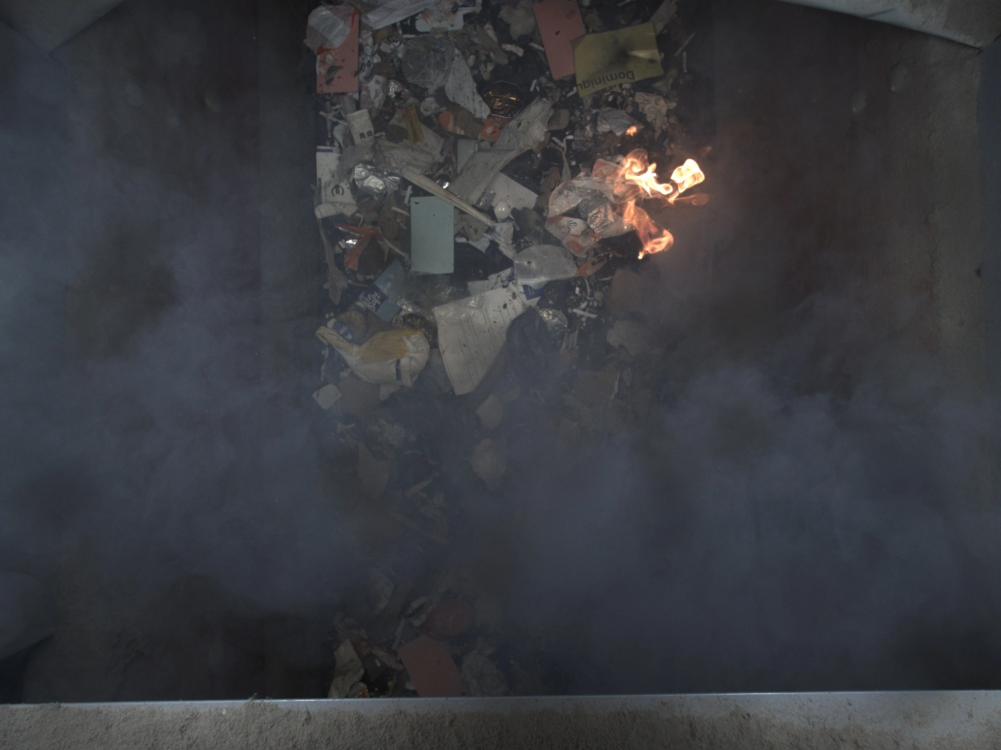 Photographie d'un équipement industriel extrayant une bouteille de protoxyde d'azote d'un flux de déchets