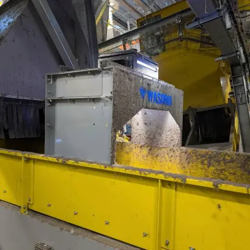 Photographie d'un agent de caractérisation utilisant l'interface Wasoria Caractérisation sur un écran tactile.