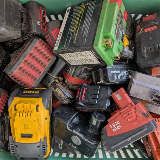 Photographie d'une batterie lithium-ion sur un convoyeur dans un centre de tri de déchets