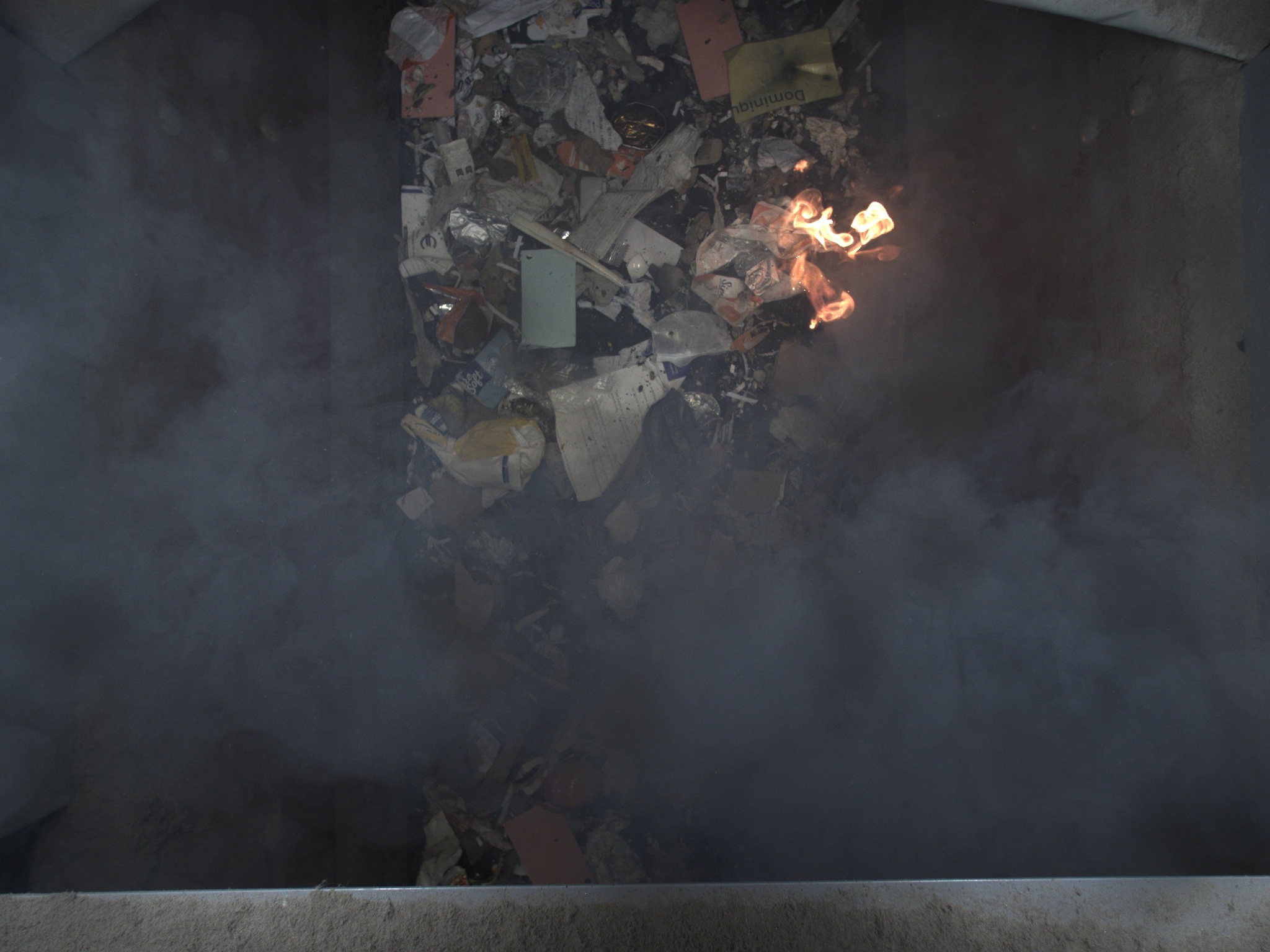 Photographie d'un incendie dans un centre de tri de déchets